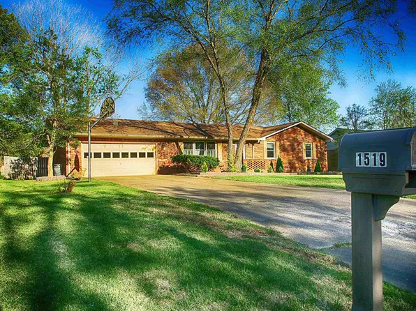 1519 Canterbury Dr, Murray, KY 42071