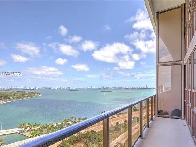 600 NE 36th St #Penthouse 22
