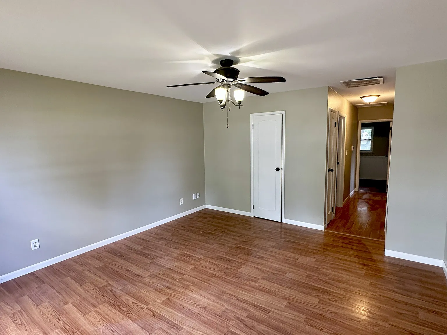 3 bed, 1.5 bath, 1177 sqft, $1,950 — Photo 3