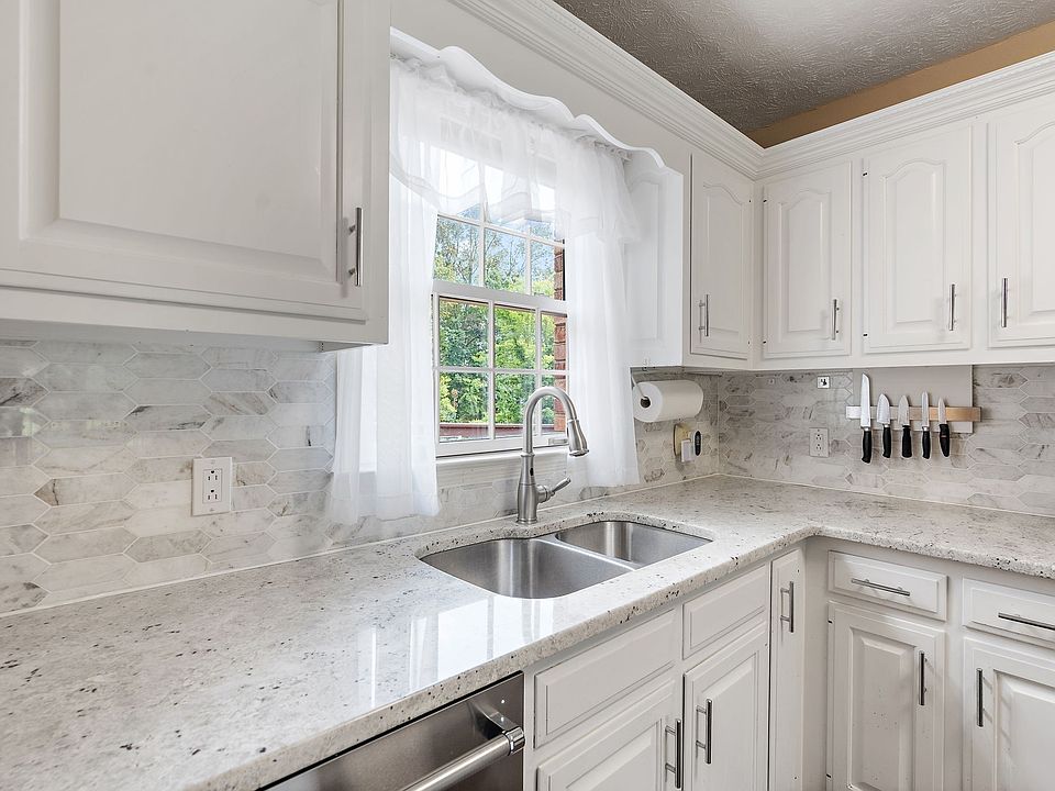 1st image of 404 Southwinds Dr