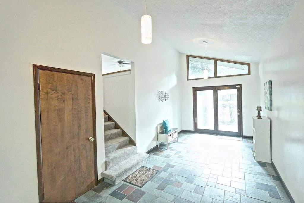 Atrium style entryway - 512 Sunrise Cir