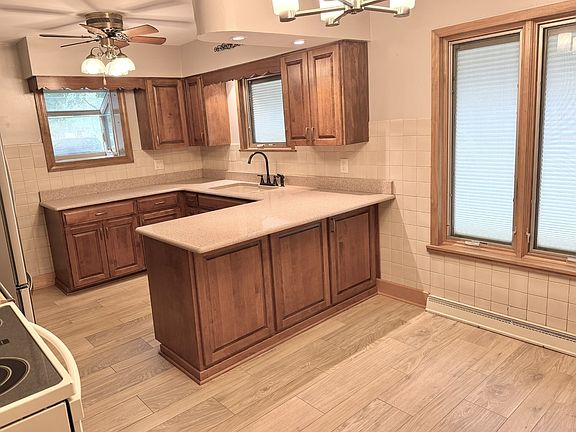 5th image of 205 Oak St