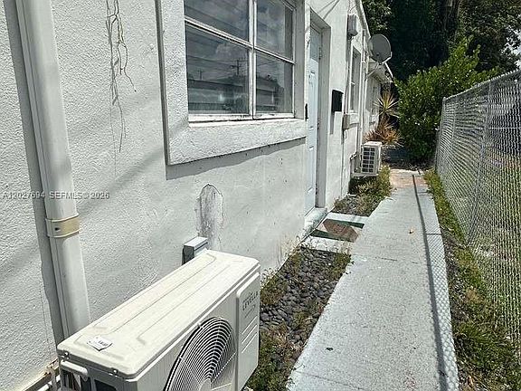 3rd image of 685 SW 7th Ter