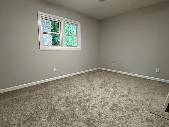 4th image of 922 Linda Ln