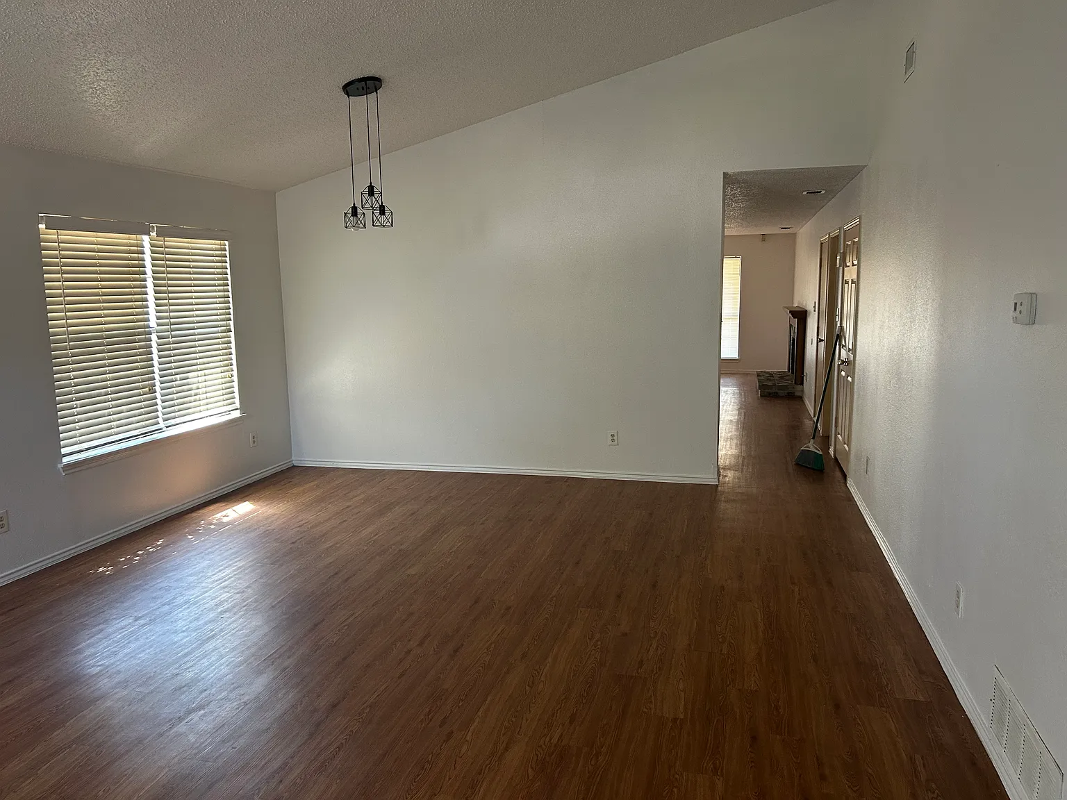 3 bed, 1811 sqft, $2,000 — Photo 3