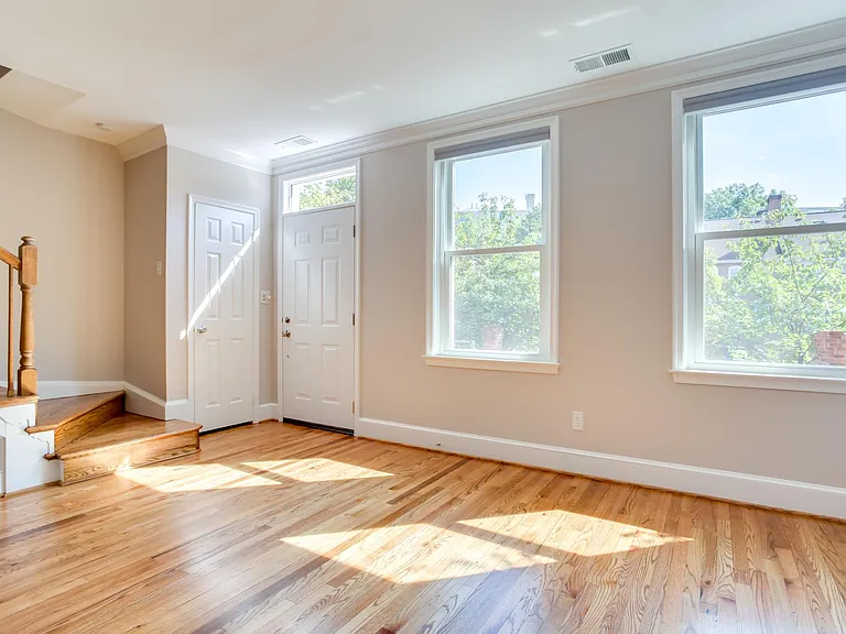 1045 N Stafford St — Photo 5