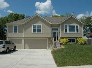 19616 Harbor Dr, Smithville, MO 64089