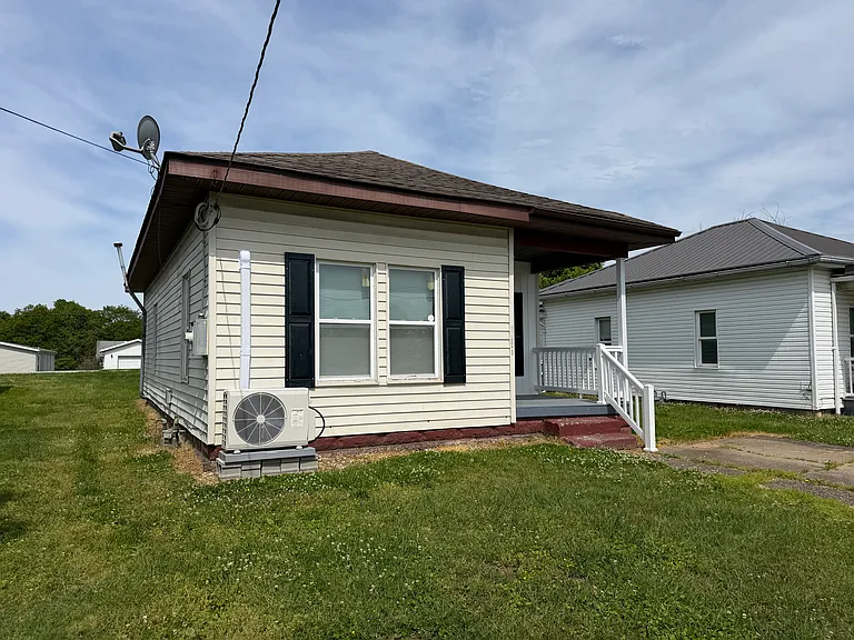 2111 Lincoln Ave — Photo 2