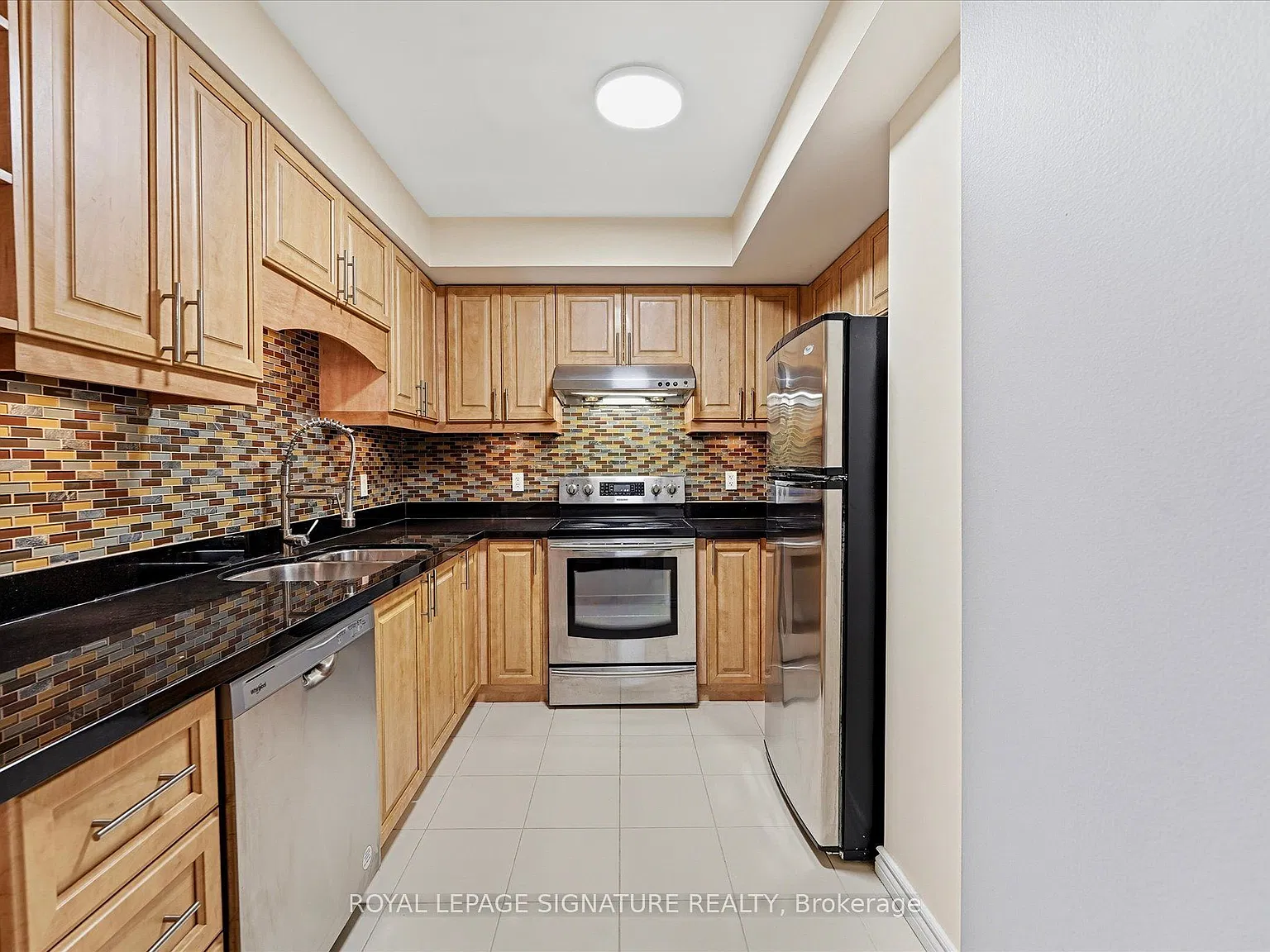 263 Wellington St W — Photo 4