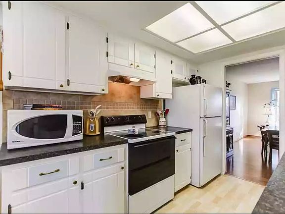 3rd image of 1512 S 141st Avenue Cir