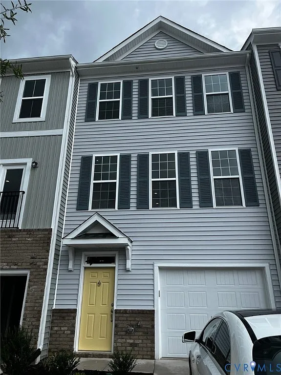 3 bed, 3.5 bath, 2400 sqft, $3,200 — Photo 1