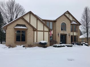 37 Cross Creek Blvd, Rochester Hills, MI 48306