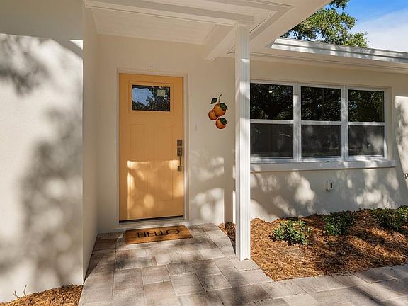 3rd image of 786 MANOR DRIVE W