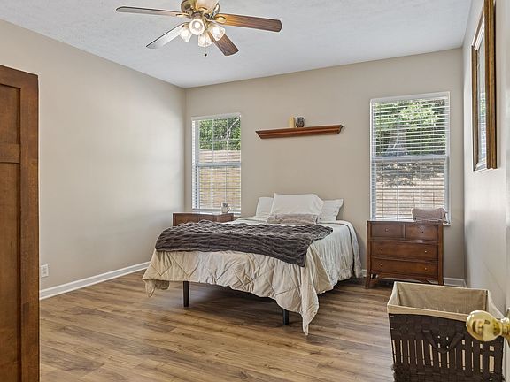 4th image of 208 Bateman Ave