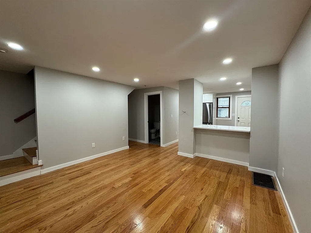 5 bed, 3.0 bath, 1857 sqft, $5,000 — Photo 3