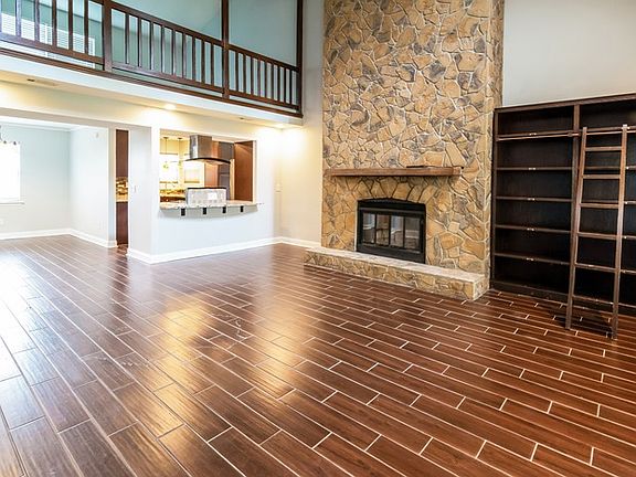 5th image of 815 Doulton Ln