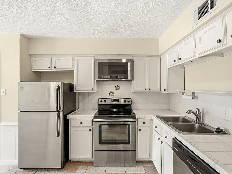 496 N Post Oak Ln #496 — Photo 14