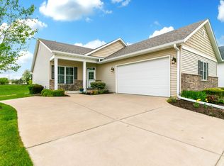 5910 Crow Valley Park Dr, Davenport, IA 52807