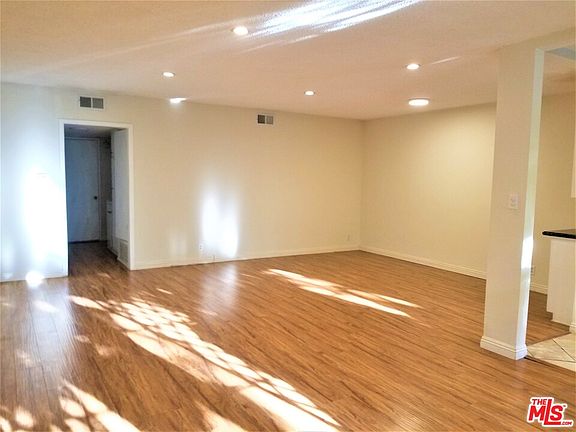 2nd image of 304 N Van Ness Ave #5