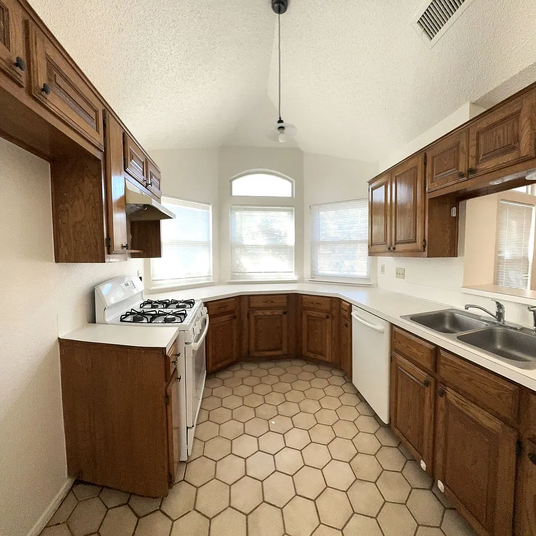 Quaint South Creek Beauty with Huge Yard — Photo 4