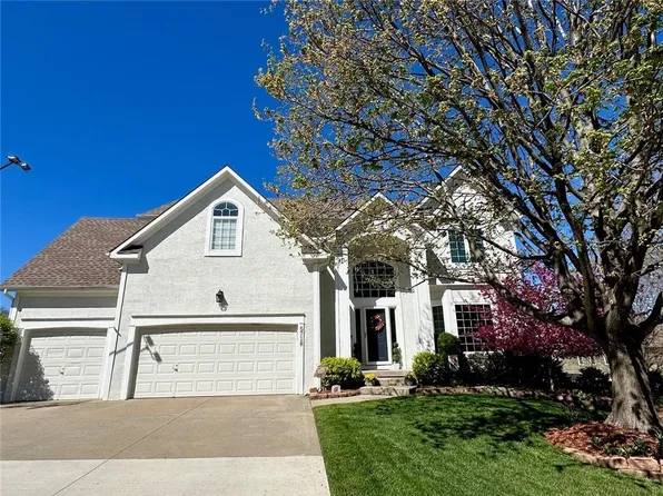 5718 NE Sapphire Pl, Lees Summit, MO 64064