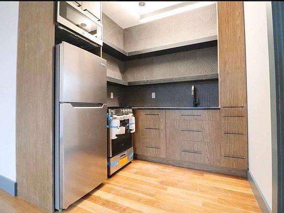 3rd image of 378 Bedford Ave #3