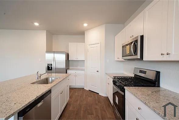 4 bed, 2473 sqft, $2,600 — Photo 4