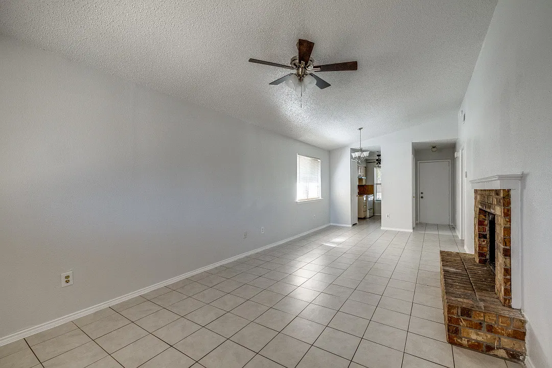 2 bed, 917 sqft, $1,600 — Photo 3