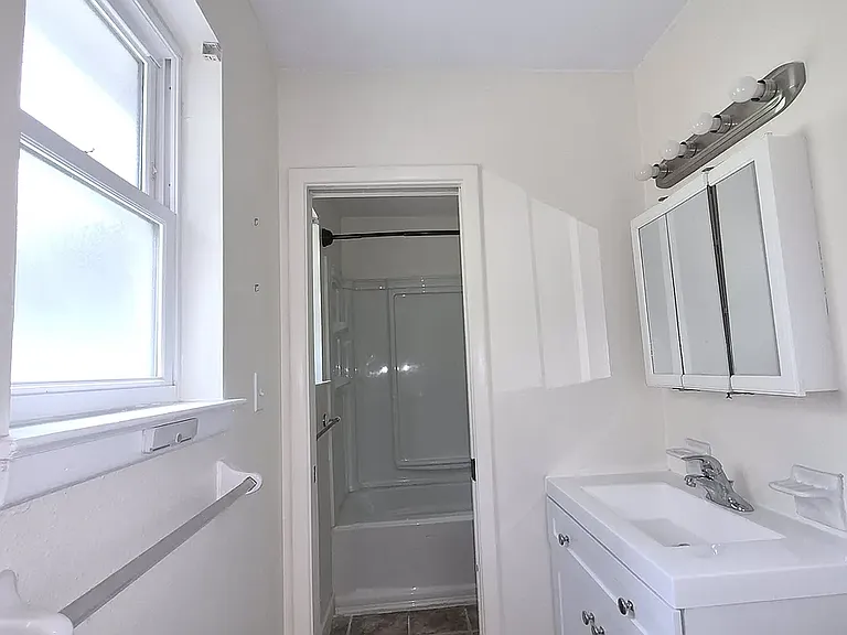 517 Winthrop St — Photo 6