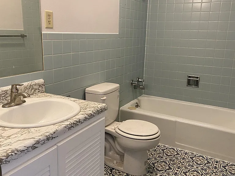 527 N Walnut St — Photo 13