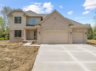 52163 Maple Ct, Chesterfield, MI 48047