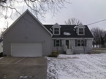 1st image of 900 E Northfield Ave