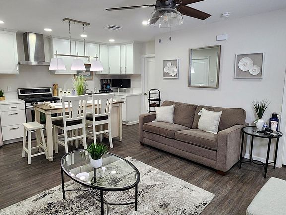 Kitchen-
Dining Area