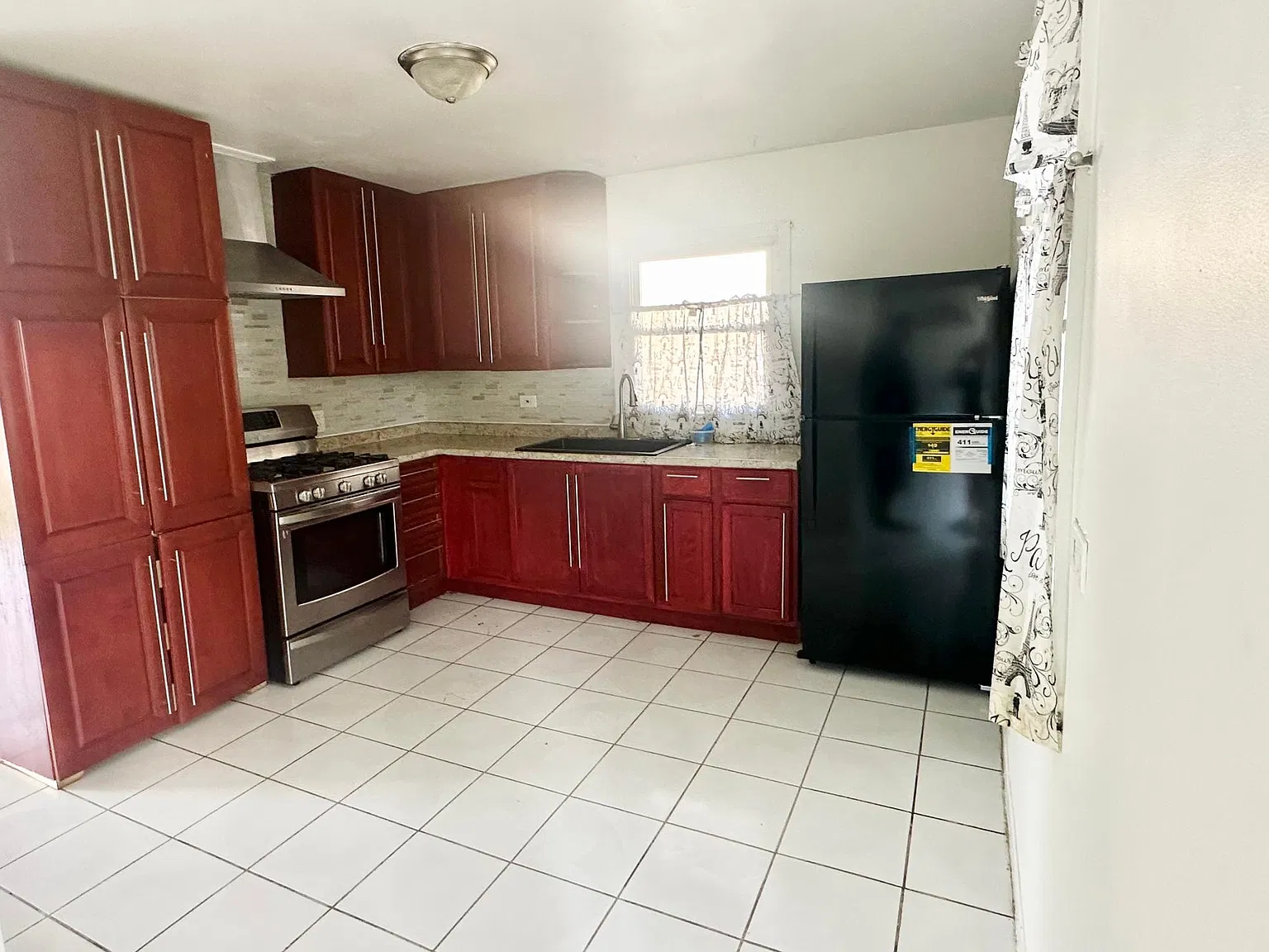 3 bed, 864 sqft, $1,750 — Photo 4