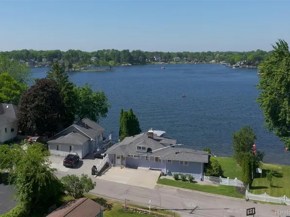 108 Highland Ave, Lake Orion, MI 48362