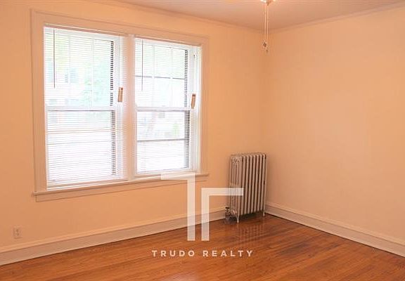 3rd image of 1115 W Oakdale Ave
