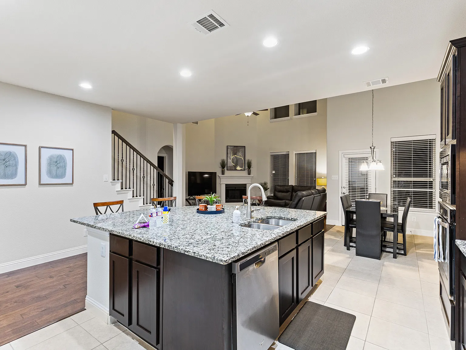 3 bed, 2.5 bath, 2669 sqft, $9,752 — Photo 4