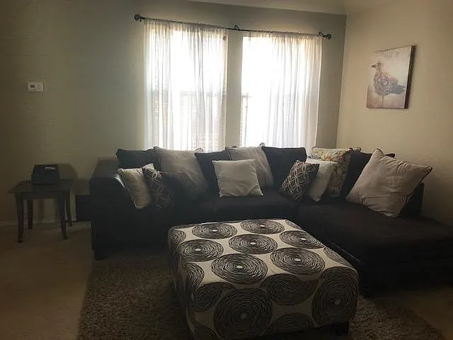 3 bed, 2.5 bath, 1803 sqft, $2,050 — Photo 2