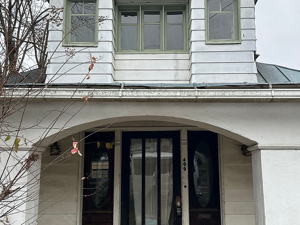 Street view. Front porch