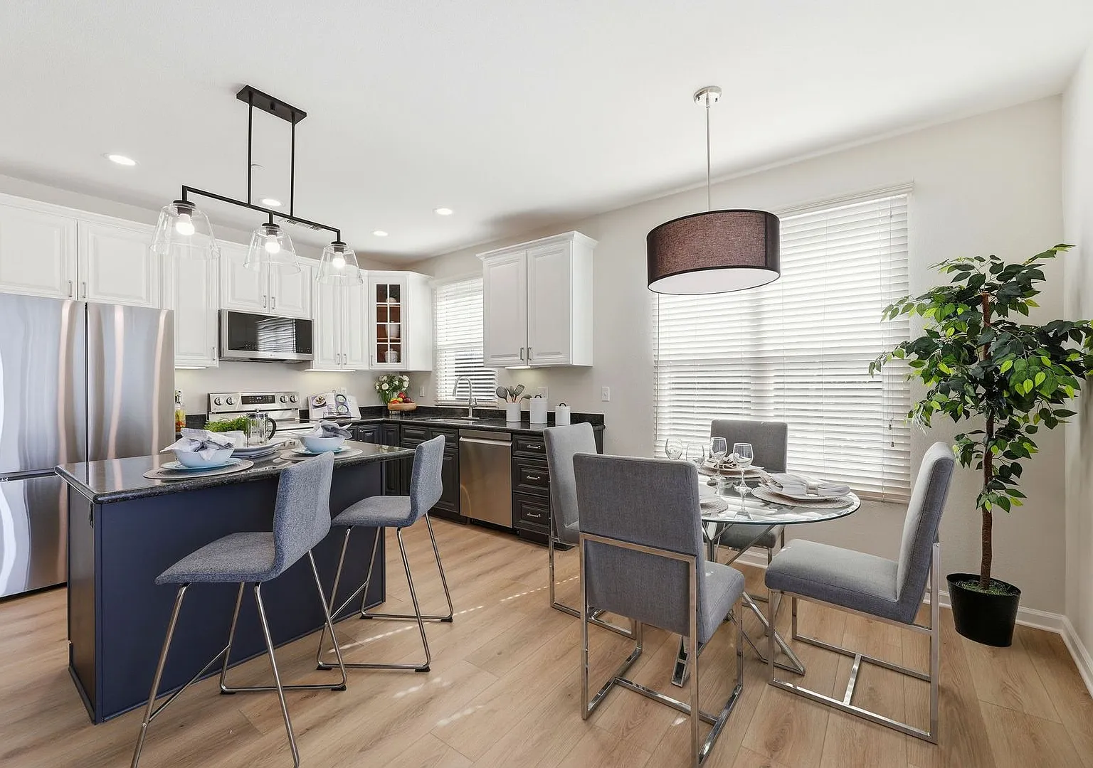 Modern 2 bedroom, 2 bathroom condo at the Villa Fontana Community in West San Jose — Photo 2