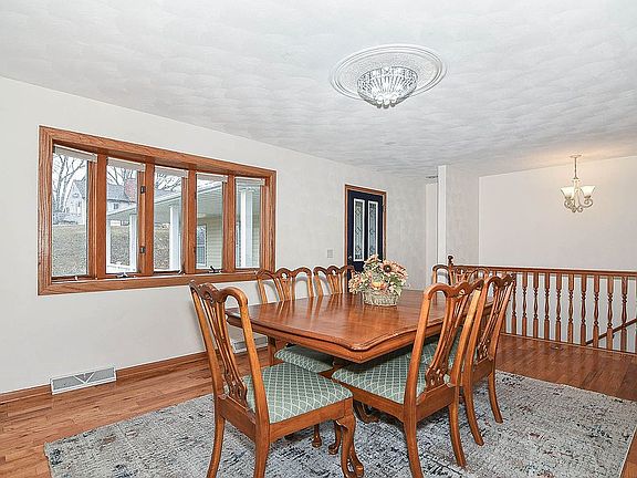 5th image of 210 Hill St