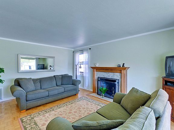 Living Room w/FP