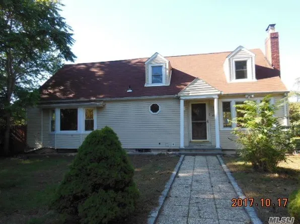 96 Canaan Lake Dr, Patchogue, NY 11772