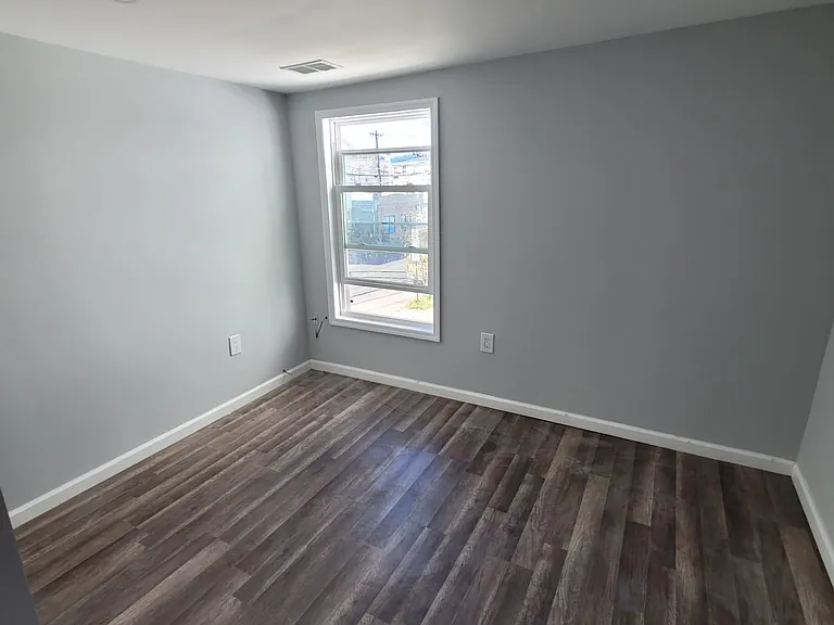 1029 E Grand St #2 — Photo 4