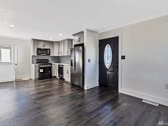 4th image of 2100 NE 6th Pl