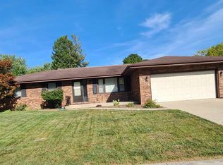 1004 Broadmoor Dr, Bloomington, IL 61704