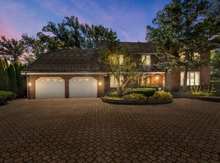 28 Cambridge Dr, Oak Brook, IL