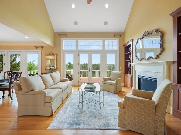 55 Maplecroft Ln, Ipswich, MA 01938