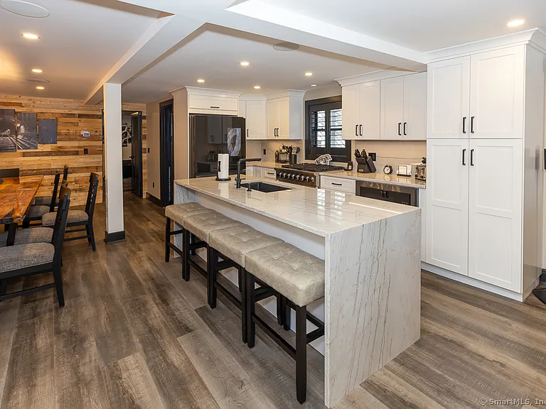 48 Swan Ave — Photo 12