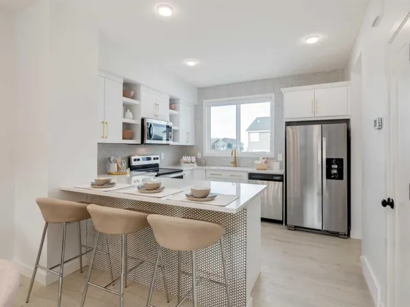 20544 W Sheriff King St SW, Calgary, AB T2X 4N4